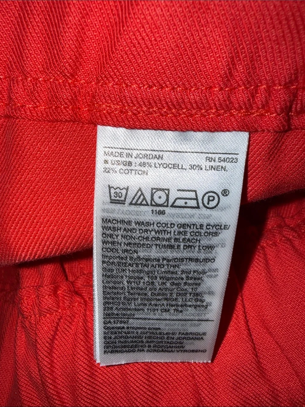 Banana Republic expertly cut